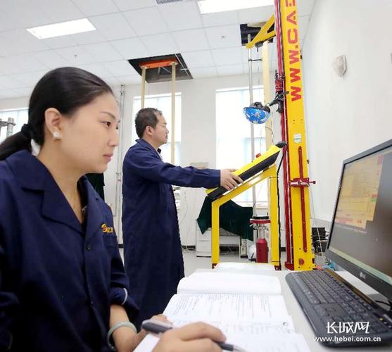 河北省质检研究院技术人员正在对产品质量进行检验检测.毛延峰摄